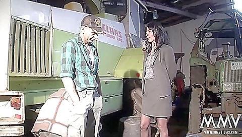 Sexy slut gets her tight pussy fucked by a huge shaw