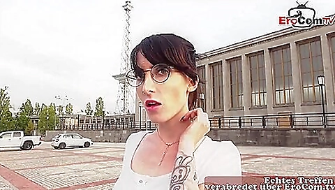 Ta merchandise up and fuck with a horny couple