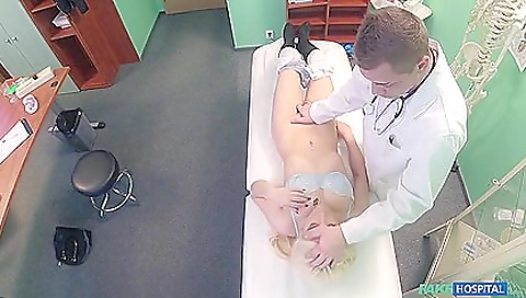 Hot blonde does sexy with gigirs